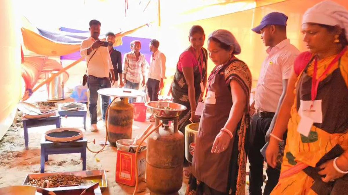 सरकार व जीविका दीदियों का नया पहल, 24 घंटे सेंधा नमक से तैयार परोसा जा रहा सात्विक भोजन | 22Scope News Bha Jivika Didi 7 22Scope News
