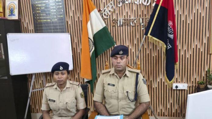 पत्नी की शिकायत पर पति गिरफ्तार, घर से देसी कट्टा भी बरामद