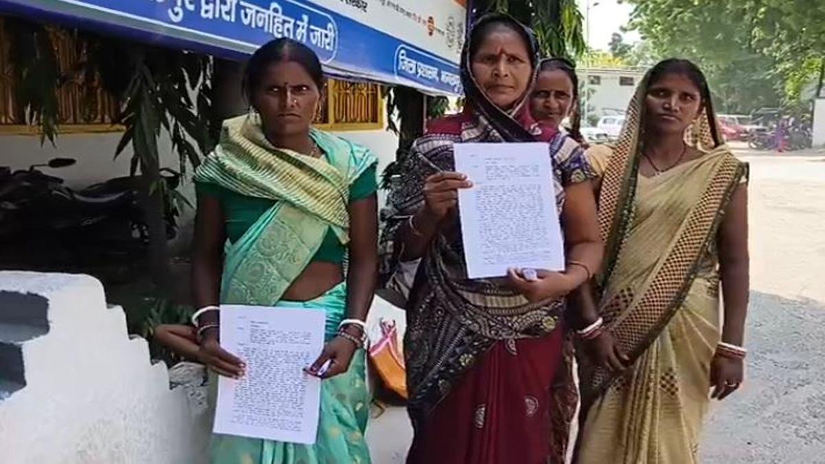 ग्राम सड़क पर फिर अतिक्रमण, ग्रामीणों का फूटा गुस्सा, DM से लगाई स्थायी कार्रवाई की गुहार | 22Scope News Bha Women 2 22Scope News