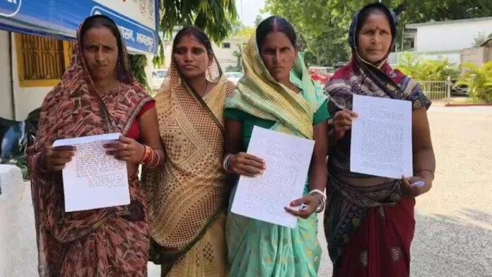Bha Women ग्राम सड़क पर फिर अतिक्रमण, ग्रामीणों का फूटा गुस्सा, DM से लगाई स्थायी कार्रवाई की गुहार