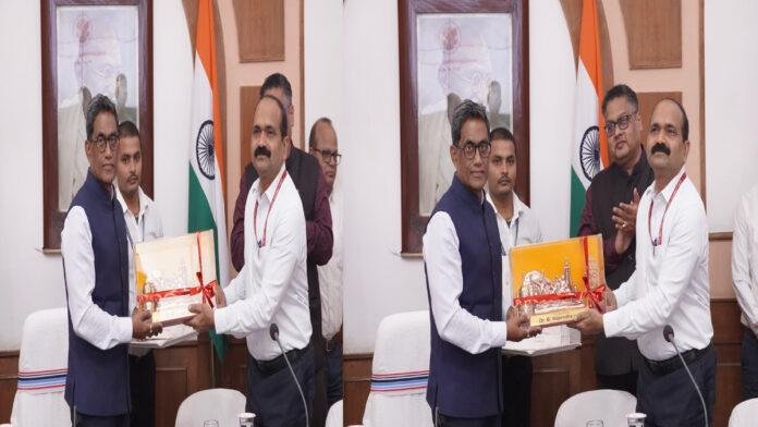 मुख्य सचिव प्रत्यय अमृत ने अपर मुख्य सचिव बी राजेंदर को दी भावभीनी विदाई