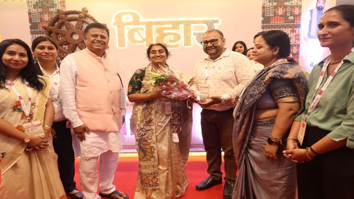 बिहार पैवेलियन को भारत टेक्स 2026 में लगातार मिल रही सराहना, तीसरे दिन भी उमड़ी आगंतुकों की भीड़ | 22Scope News Department of Industries 1 22Scope News