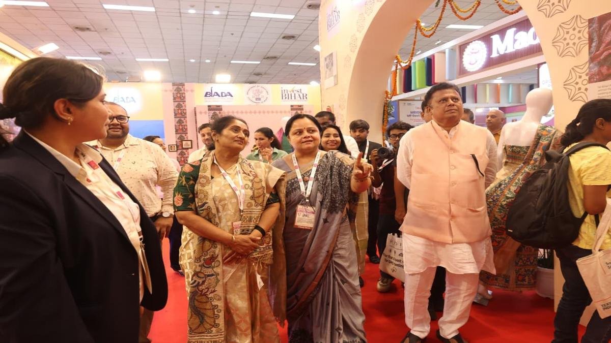 बिहार पैवेलियन को भारत टेक्स 2026 में लगातार मिल रही सराहना, तीसरे दिन भी उमड़ी आगंतुकों की भीड़ | 22Scope News Department of Industries 4 22Scope News