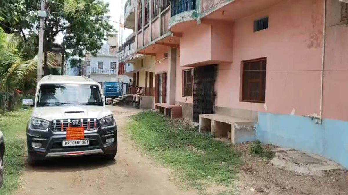 आय से अधिक संपत्ति के मामले में अभियंता के पैतृक आवास पर EOU की छापेमारी | 22Scope News EOU Raid 2 22Scope News