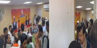 BJP कार्यालय के बाहर लाइब्रेरियन भर्ती की वैकेंसी को लेकर अभ्यर्थियों का जोरदार प्रदर्शन, पुलिस के साथ तीखी नोकझोंक BJP कार्यालय के बाहर लाइब्रेरियन भर्ती की वैकेंसी को लेकर अभ्यर्थियों का जोरदार प्रदर्शन, पुलिस के साथ तीखी नोकझोंक