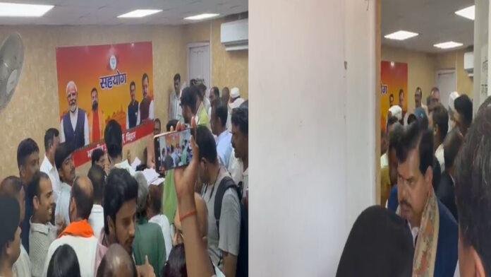 Education Minister Mithilesh Tiwari BJP कार्यालय के बाहर लाइब्रेरियन भर्ती की वैकेंसी को लेकर अभ्यर्थियों का जोरदार प्रदर्शन, पुलिस के साथ तीखी नोकझोंक