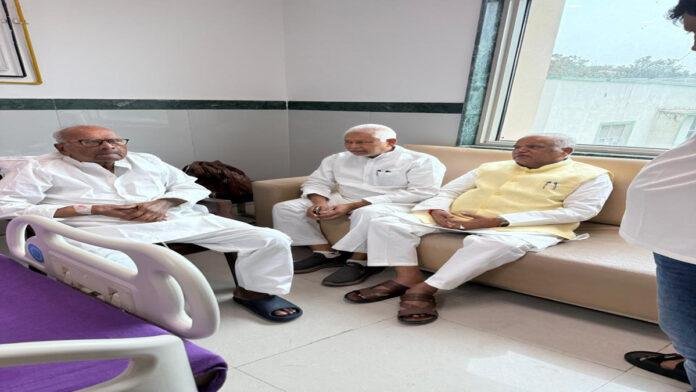 JDU सांसद वशिष्ठ नारायण से मंत्री श्रवण कुमार ने मुलाकात कर पूछा हालचाल