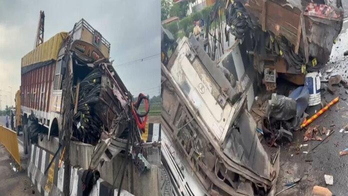 NH-19 पर मौत का कहर : सरिया लदा ट्रक डिवाइडर से टकराया, चालक समेत 2 की दर्दनाक मौत