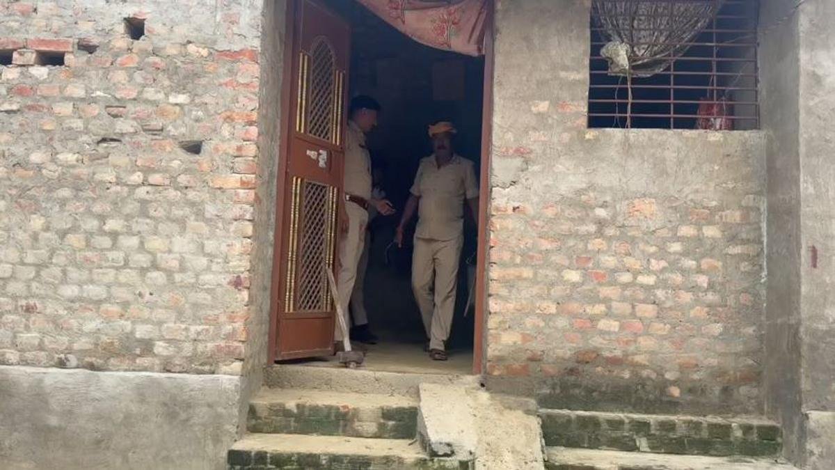 फरार हत्यारोपी पर पुलिस का बड़ा शिकंजा, लखौरा में घर की हुई कुर्की | 22Scope News Motihar Kurki 1 22Scope News