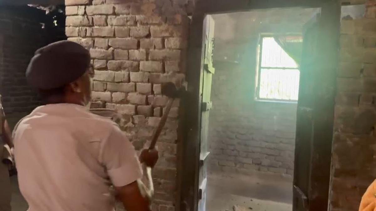 फरार हत्यारोपी पर पुलिस का बड़ा शिकंजा, लखौरा में घर की हुई कुर्की | 22Scope News Motihar Kurki 2 22Scope News