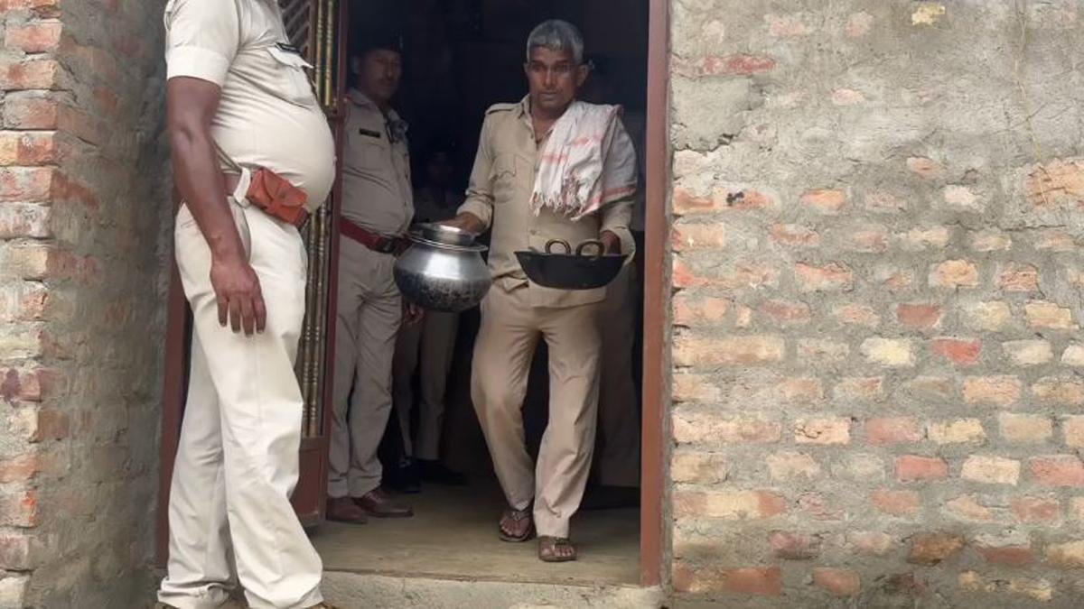 फरार हत्यारोपी पर पुलिस का बड़ा शिकंजा, लखौरा में घर की हुई कुर्की | 22Scope News Motihar Kurki 3 22Scope News