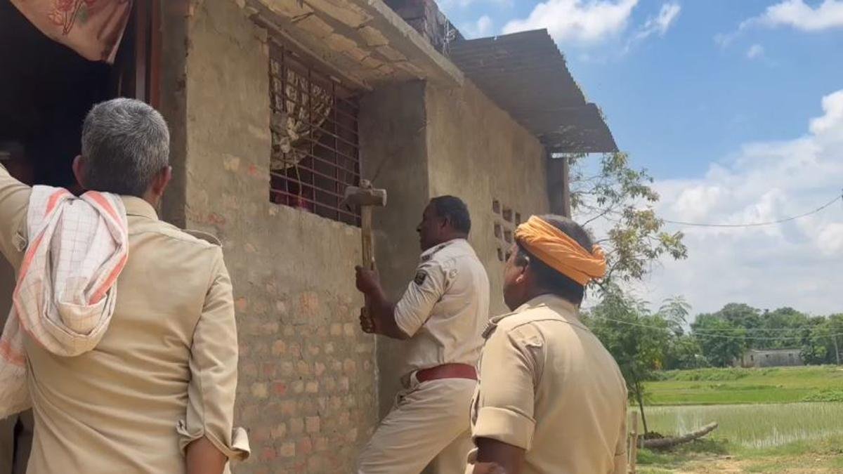 फरार हत्यारोपी पर पुलिस का बड़ा शिकंजा, लखौरा में घर की हुई कुर्की | 22Scope News Motihar Kurki 4 22Scope News