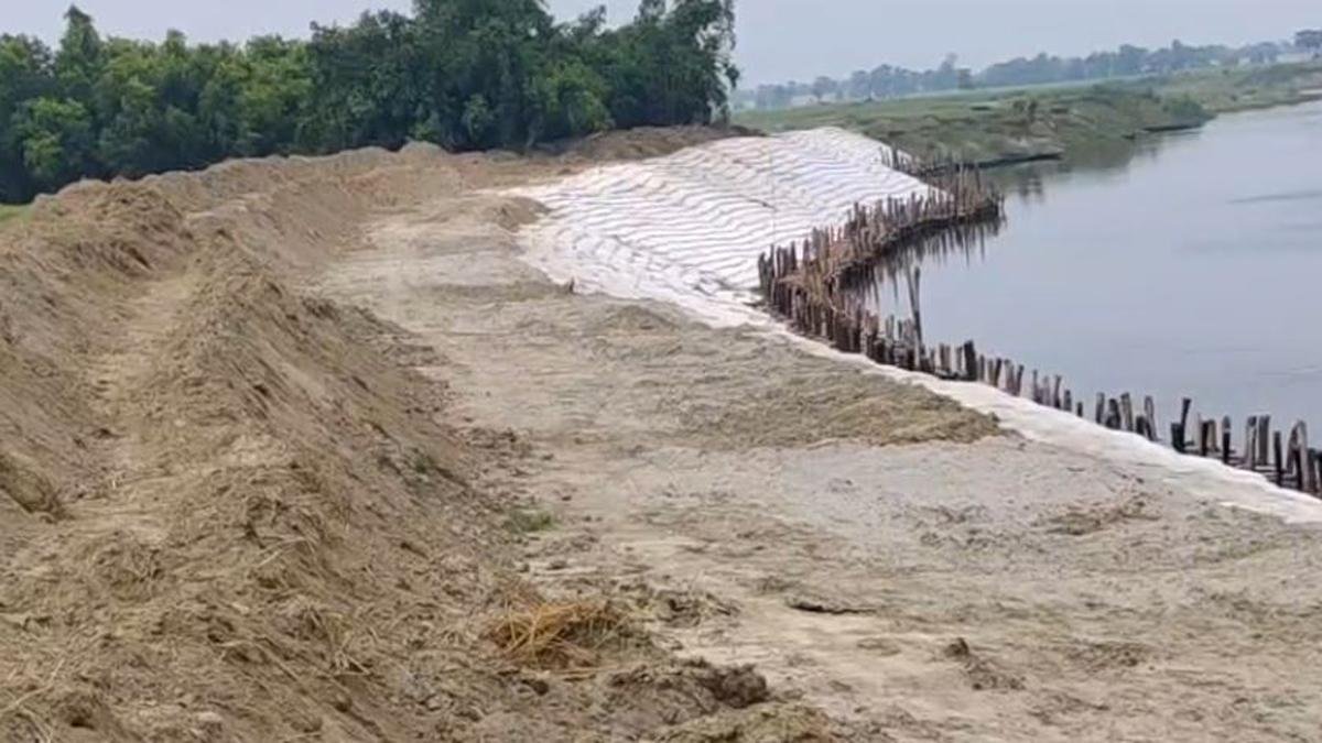 बांध निर्माण पर उठे सवाल, ग्रामीणों ने गुणवत्ता पर जताई नाराजगी, ऊंचाई व चौड़ाई कम, कैसे मिलेगी सुरक्षा | 22Scope News Motihari Bandh 2 22Scope News