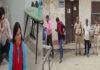 DEO कार्यालय परिसर में संदिग्ध हालत में व्यक्ति की मौत, परिजनों का प्रदर्शन