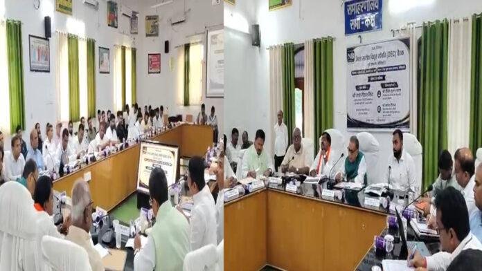 बांस के सहारे जल रही बिजली, ढाका के विजयी पंचायत में बुनियादी सुविधा अब भी अधूरी