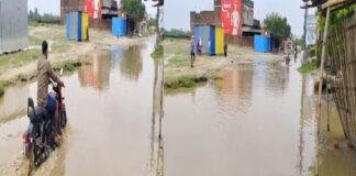 एक बारिश में डूबी सड़क, खुली नगर पंचायत की व्यवस्था की पोल