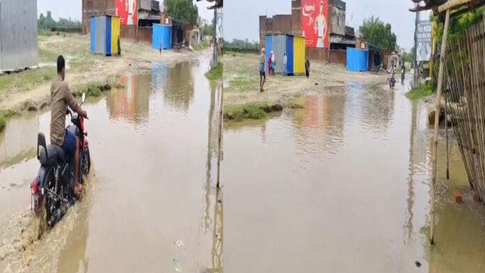 एक बारिश में डूबी सड़क, खुली नगर पंचायत की व्यवस्था की पोल