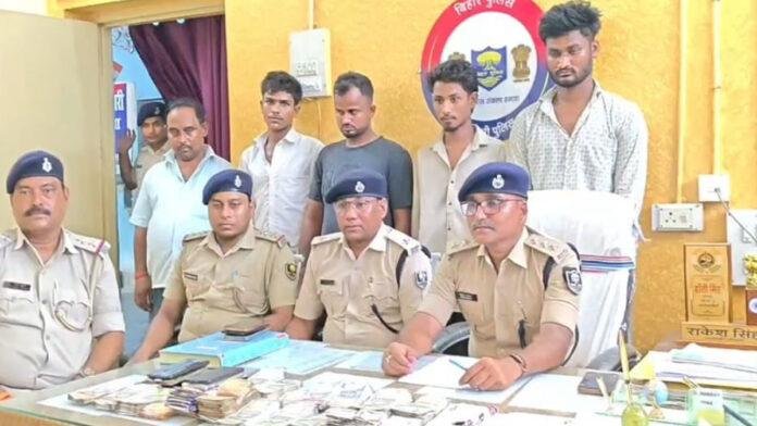 Motihari Police ज्वेलरी लूट मामले का खुलासा, नगद व मोबाइल के साथ 5 अपराधी गिरफ्तार