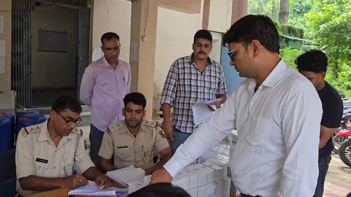 मोतिहारी में नशीले इंजेक्शन की बड़ी खेप बरामद, 2 तस्कर गिरफ्तार | 22Scope News Motihari Police 5 1 22Scope News
