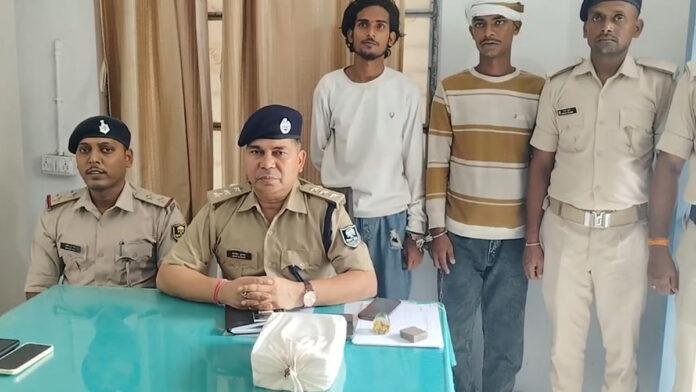 सुगौली पुलिस की बड़ी कार्रवाई, देशी कट्टा के साथ 2 युवक गिरफ्तार, आर्म्स एक्ट के तहत केस दर्ज