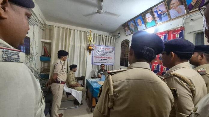 SP ने आधी रात ढाका व चिरैया थाना का किया औचक निरीक्षण, पुलिस महकमे में मचा हड़कंप