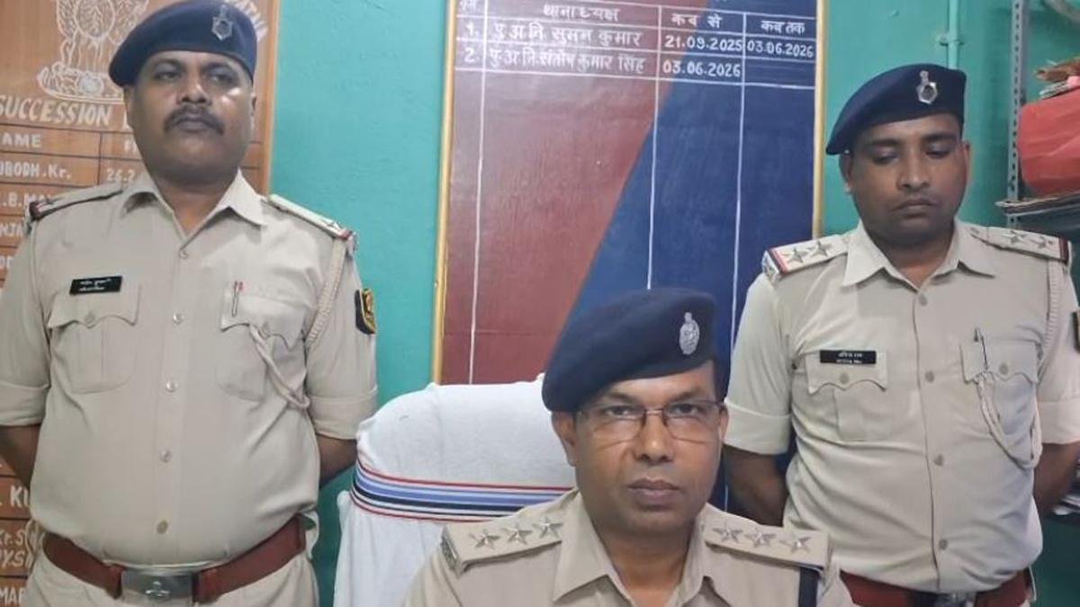 अरवल मोड़ के पास से पुलिस ने खाद की बोरी से बरामद की भारी मात्रा में अंग्रेजी शराब, 2 लोग गिरफ्तार | 22Scope News Naubatpur Police 1 22Scope News