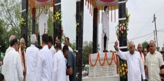 नीतीश कुमार छपरा के जलालपुर पहुंचे, प्रसिद्ध लोकगायक व स्वतंत्रता सेनानी महेंद्र मिश्र की प्रतिमा पर माल्यार्पण कर दी श्रद्धांजलि