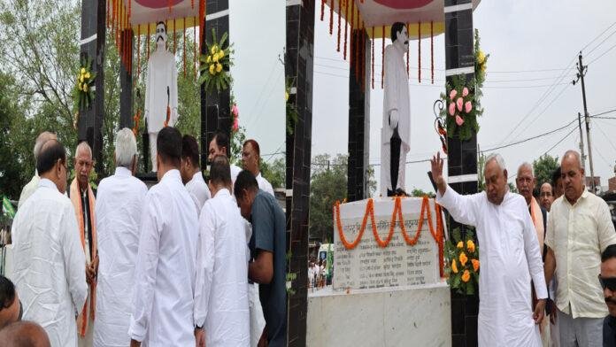 Nitish-Chapra नीतीश कुमार छपरा के जलालपुर पहुंचे, प्रसिद्ध लोकगायक व स्वतंत्रता सेनानी महेंद्र मिश्र की प्रतिमा पर माल्यार्पण कर दी श्रद्धांजलि