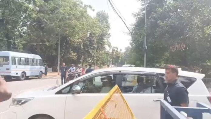 स्पेशल चार्टर्ड से दिल्ली के लिए रवाना हुए नीतीश कुमार, नए घर में गृह प्रवेश, कई बड़े नेता करेंगे शिरकत