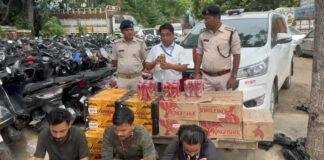 गुप्त सूचना के आधार पर छापेमारी, भारी मात्रा में विदेशी शराब जब्त, इनोवा गाड़ी पर लिखा हुआ था बिहार सरकार आयुक्त कृषि विभाग