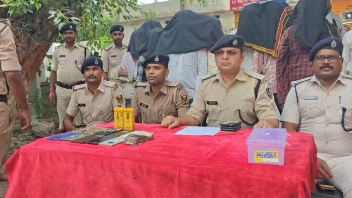 होटल में सेक्स रैकेट का भंडाफोड़, 5 महिलाएं समेत पकड़े गए 12 पुरुष
