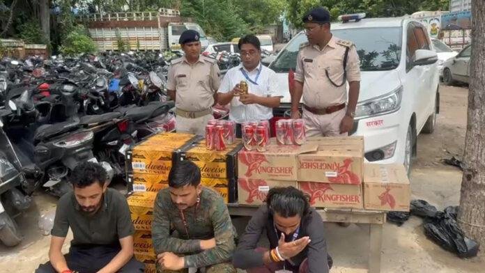 गुप्त सूचना के आधार पर छापेमारी, भारी मात्रा में विदेशी शराब जब्त, इनोवा गाड़ी पर लिखा हुआ था बिहार सरकार आयुक्त कृषि विभाग