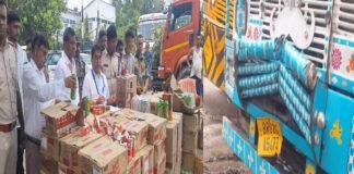 ट्रक से उतार कर पिकअप पर लोड किया जा रहा भारी मात्रा में विदेशी शराब जब्त