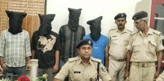 पुलिस ने मोबाइल के साथ 4 साइबर अपराधियों को किया गिरफ्तार