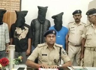 पुलिस ने मोबाइल के साथ 4 साइबर अपराधियों को किया गिरफ्तार