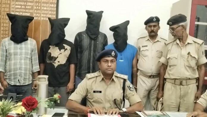 पुलिस ने मोबाइल के साथ 4 साइबर अपराधियों को किया गिरफ्तार