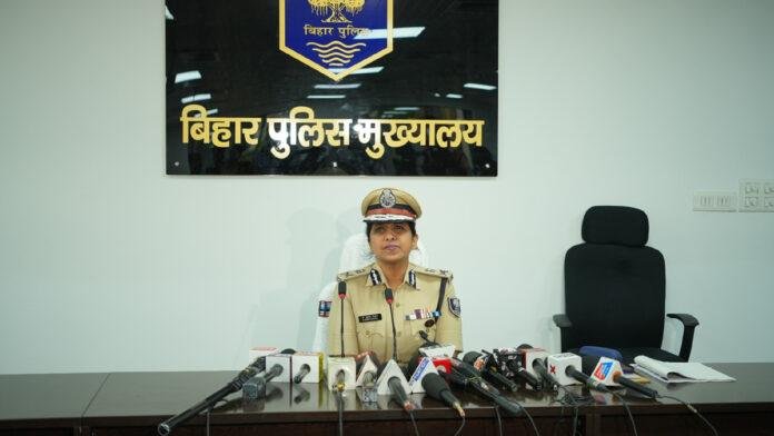Social Media पर हथियार लहराने वालों पर पुलिस का शिकंजा, 130 गिरफ्तार