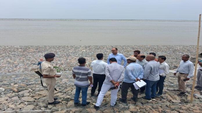 सारण-वैशाली में बाढ़ सुरक्षा व कटावरोधी कार्यों का सचिव ने किया निरीक्षण, कटावरोधी कार्यों में तेजी लाने के निर्देश