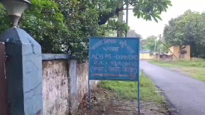 Bokaro ACB raid: बोकारो में एसीबी का बड़ा एक्शन, 8 हजार रुपये की रिश्वत लेते बड़ा बाबू गिरफ्तार
