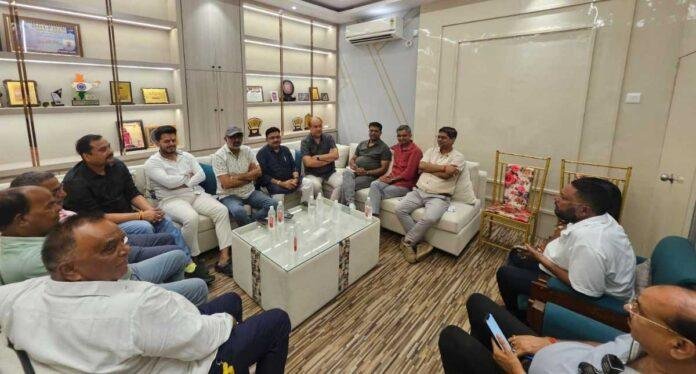 Deoghar Builders Association Meeting: देवघर में बिल्डर एसोसिएशन की बड़ी बैठक, जमीन और रजिस्ट्री नियमों पर उठे सवाल