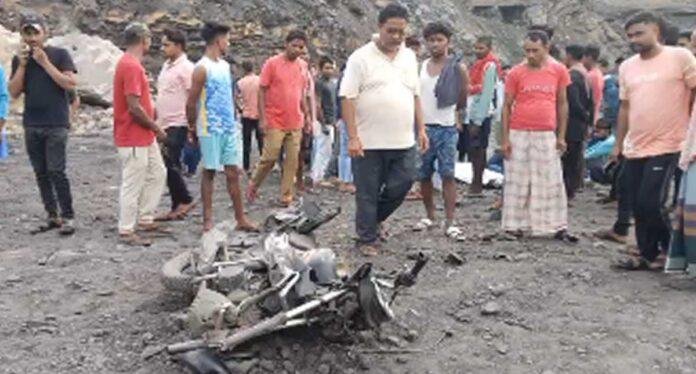 Nirsa Dozer Accident: ECL चापापुर आउटसोर्सिंग में हादसे के बाद बवाल, कर्मी की मौत पर ट्रांसपोर्टिंग और उत्पादन बंद Nirsa Dozer Accident: ECL चापापुर आउटसोर्सिंग में हादसे के बाद बवाल, कर्मी की मौत पर ट्रांसपोर्टिंग और उत्पादन बंद