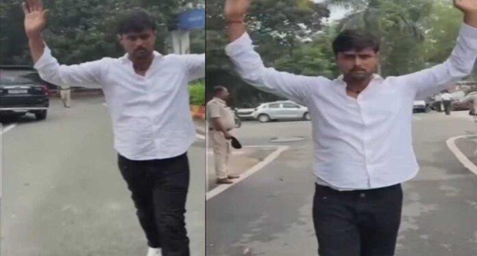 Himanshu Singh Murder Case: एक और बड़ा सरेंडर, नामजद आरोपी राहुल दुबे ने पुलिस के सामने डाले हथियार Himanshu Singh Murder Case: एक और बड़ा सरेंडर, नामजद आरोपी राहुल दुबे ने पुलिस के सामने डाले हथियार
