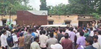 Sarath Driving License Camp: सारठ में ड्राइविंग लाइसेंस कैंप बना हंगामे का मैदान, भारी भीड़ के बाद रद्द हुआ शिविर Sarath Driving License Camp 2