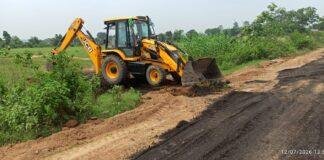 Ramgarh Road Repair: सरकार का इंतजार छोड़ ग्रामीणों ने खुद सुधारी सड़क, रामगढ़ की अनोखी पहल चर्चा में Ramgarh Road Repair 1