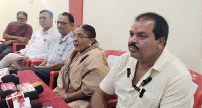 Rajeev Mishra Suicide Case: सांसद ढुल्लू महतो के बयान पर पहली बार सामने आया परिवार, लगाए गंभीर आरोप Rajeev Mishra Suicide Case: सांसद ढुल्लू महतो के बयान पर पहली बार सामने आया परिवार, लगाए गंभीर आरोप