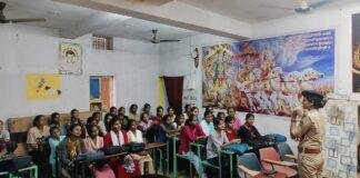 Bhojpur Police Awareness Campaign: आरा में पुलिस ने छात्राओं को किया जागरूक, साइबर फ्रॉड से बचने के बताए आसान तरीके Bhojpur Police Awareness Campaign: आरा में पुलिस ने छात्राओं को किया जागरूक, साइबर फ्रॉड से बचने के बताए आसान तरीके