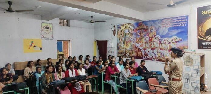 Bhojpur Police Awareness Campaign: आरा में पुलिस ने छात्राओं को किया जागरूक, साइबर फ्रॉड से बचने के बताए आसान तरीके Bhojpur Police Awareness Campaign: आरा में पुलिस ने छात्राओं को किया जागरूक, साइबर फ्रॉड से बचने के बताए आसान तरीके