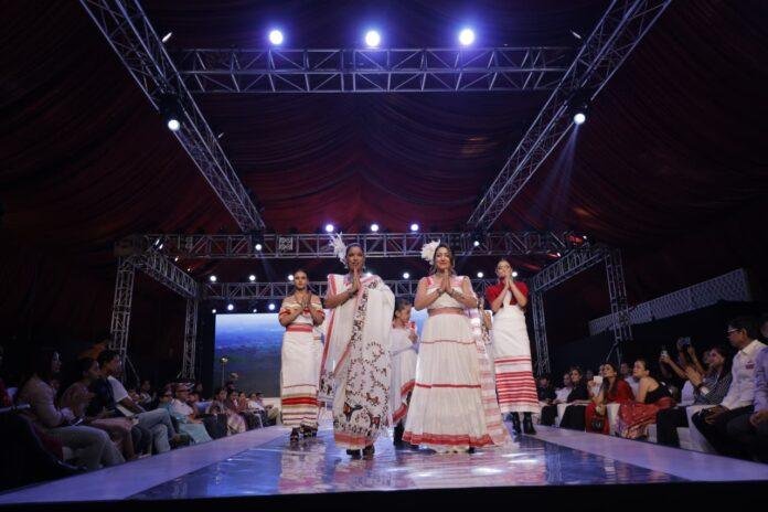 The Pride of Tribe NEIFW 2026: सोहराई कला से गुवाहाटी तक... कैसे आदिवासी विरासत बनी फैशन वर्ल्ड की नई पहचान? 3 The Pride of Tribe NEIFW 2026: सोहराई कला से गुवाहाटी तक... कैसे आदिवासी विरासत बनी फैशन वर्ल्ड की नई पहचान? 3