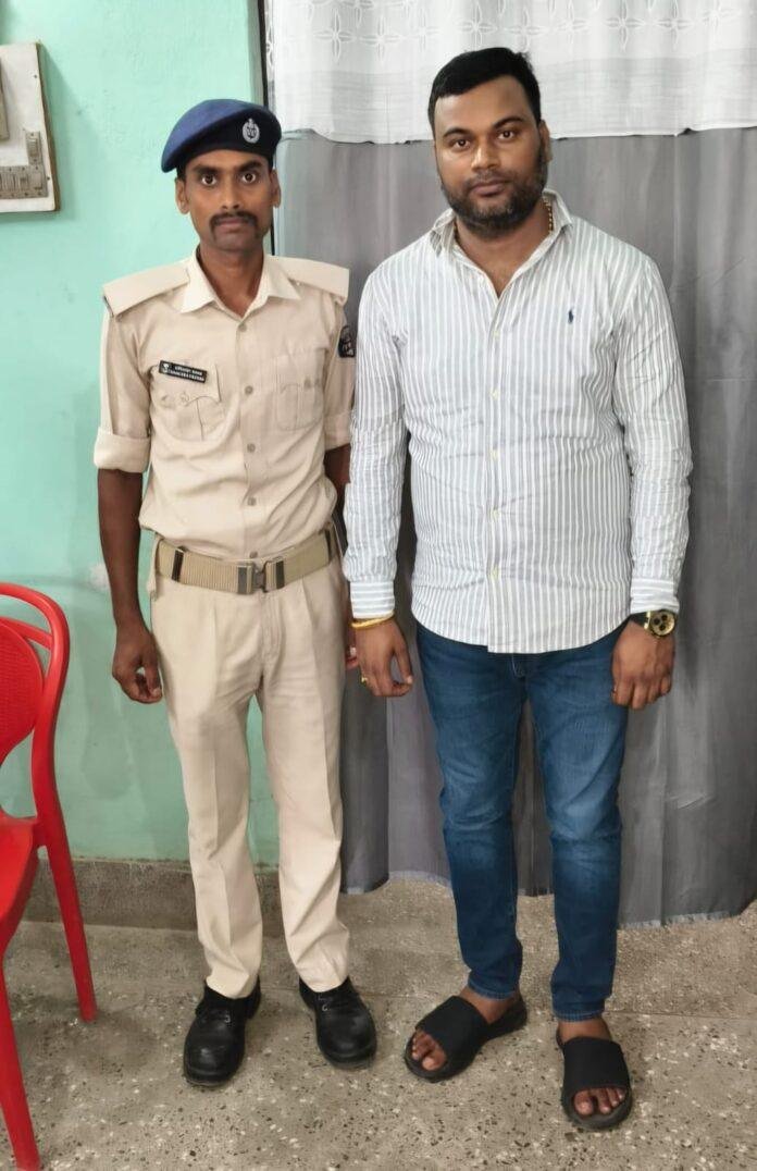 Motihari SDM Posting Fraud: SDM की पोस्टिंग के नाम पर 25 लाख की मांग! STF ने किया कथित मास्टरमाइंड गिरफ्तार Motihari SDM Posting Fraud: SDM की पोस्टिंग के नाम पर 25 लाख की मांग! STF ने किया कथित मास्टरमाइंड गिरफ्तार