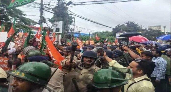 Ranchi BJP Congress Protest: रांची में भाजपा कार्यालय के बाहर बवाल, पथराव और लाठीचार्ज में मीडियाकर्मी घायल